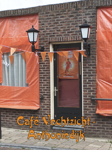 716532 Fotopaneeltje, met een afbeelding van de oranjeversiering van Café Vechtzicht, Anthoniedijk 1 te Utrecht. De ...